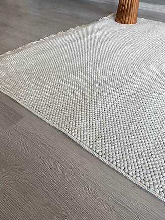 Amore Serisi Beyaz Bukle Dokuma Toz Vermez Makine Halısı EK-0258